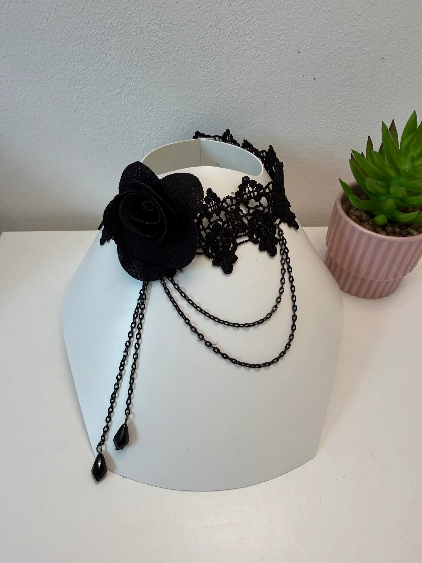 Collier ras du cou noir effet brodé avec rose